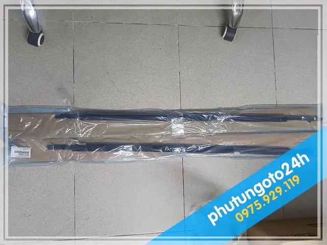 Nẹp Chân Kính Cửa Trước Xe Innova Chính Hãng Nẹp Chân Kính Cửa Trước Xe Innova Chính Hãng