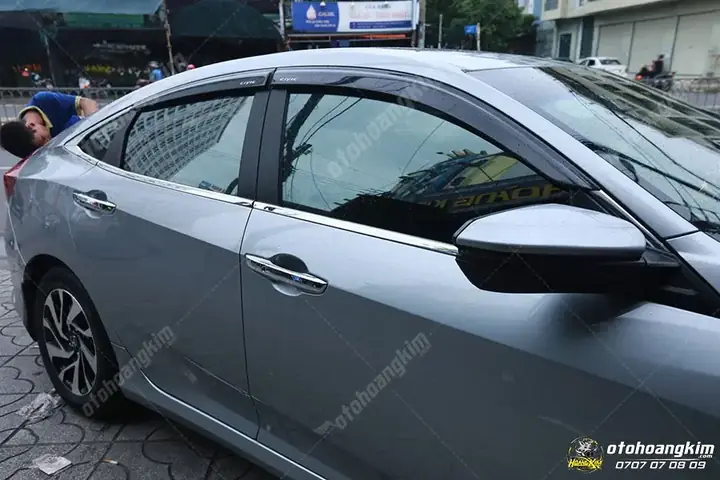 Hình Ảnh Nẹp Chân Kính Ô Tô Thực Tế Khi Lắp Trên Xe