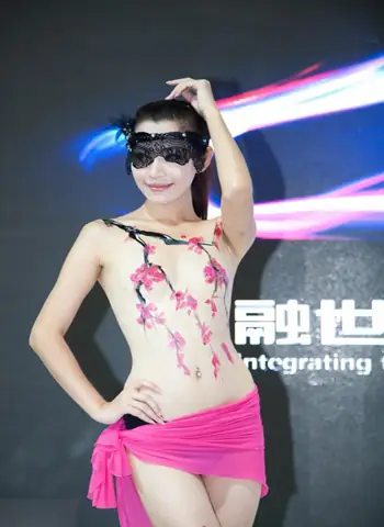 Một Người Mẫu Nude Painting Tại Triển Lãm Ô Tô Quốc Tế Hải Khẩu Vừa Tổ Chức Vào Đầu Tháng Này Một Người Mẫu Nude Painting Tại Triển Lãm Ô Tô Quốc Tế Hải Khẩu Vừa Tổ Chức Vào Đầu Tháng Này