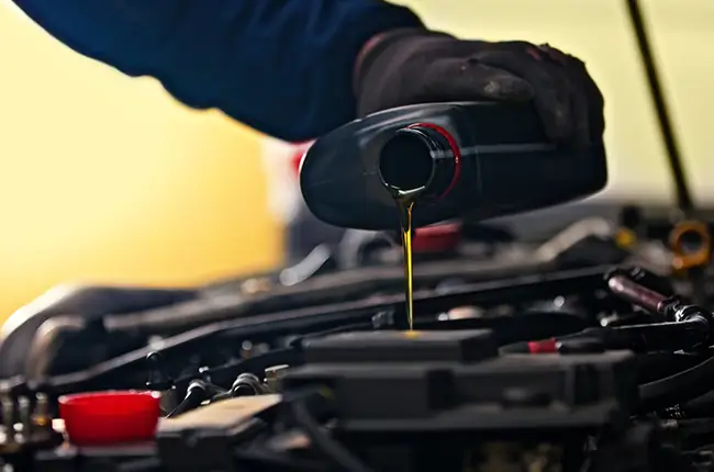 Gi Ải Đáp Thắc Mắc: Xe Tải Chạy Bao Nhiêu Km Thì Thay Nhớt ?