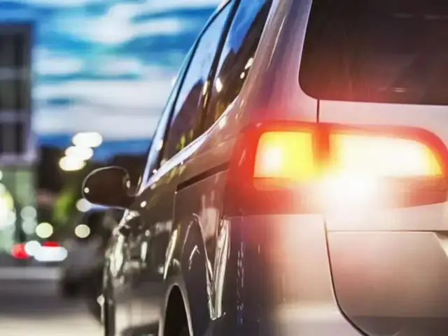 Lỗi Không Xi Nhan Có Bị Giữ Giấy Tờ Không?