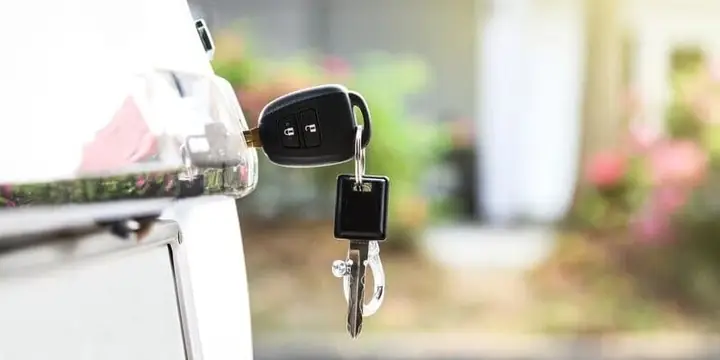 Sử Dụng Chìa Khóa Chuyên Dụng Mở Cốp