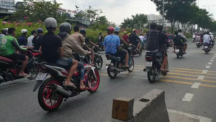 (lsvn) - Thời Gian Qua, Tình Hình Tội Phạm Hình Sự Nói Chung Và Các Tội Xâm Phạm An Toàn Công Cộng, Trật Tự Công Cộng Nói Riêng Trong Đó Có Tội "đua Xe Trái Phép" Vẫn Diễn Biến Hết Sức Phức Tạp, Làm Ảnh Hưởng Đến Tình Hình Trật Tự Trị An Trên Nhiều Địa Bàn, Gây Nhức Nhối, Bức Xúc Trong Dư Luận Xã Hội Và Quần Chúng Nhân Dân. Đây Là Hành Vi Xâm Phạm Quan Hệ Trong Lĩnh Vực Công Cộng, Thường Được Thực Hiện Công Khai Ở Những Nơi Đông Người, Thể Hiện Ý Thức Coi Thường Pháp Luật. Hình Thức Biểu Hiện Thường Là Tụ Tập Theo Nhóm Từ Hai Người Trở Lên, Đi Xe Máy Tốc Độ Cao, Lạng Lách Đánh Võng Kèm Theo Đó Là Các Hành Vi Gây Huyên Náo, Đánh Lộn, Đập Phá, Gây Lộn Xộn Ở Nơi Đông Người, Hủy Hoại Hoặc Cố Ý Làm Hư Hỏng Tài Sản, Chống Người Thi Hành Công Vụ, Cố Ý Gây Thương Tích Hoặc Gây Tổn Hại Cho Sức Khỏe Của Người Khác, Thậm Chí Là Hành Vi Giết Người... (lsvn) - Thời Gian Qua, Tình Hình Tội Phạm Hình Sự Nói Chung Và Các Tội Xâm Phạm An Toàn Công Cộng, Trật Tự Công Cộng Nói Riêng Trong Đó Có Tội "đua Xe Trái Phép" Vẫn Diễn Biến Hết Sức Phức Tạp, Làm Ảnh Hưởng Đến Tình Hình Trật Tự Trị An Trên Nhiều Địa Bàn, Gây Nhức Nhối, Bức Xúc Trong Dư Luận Xã Hội Và Quần Chúng Nhân Dân. Đây Là Hành Vi Xâm Phạm Quan Hệ Trong Lĩnh Vực Công Cộng, Thường Được Thực Hiện Công Khai Ở Những Nơi Đông Người, Thể Hiện Ý Thức Coi Thường Pháp Luật. Hình Thức Biểu Hiện Thường Là Tụ Tập Theo Nhóm Từ Hai Người Trở Lên, Đi Xe Máy Tốc Độ Cao, Lạng Lách Đánh Võng Kèm Theo Đó Là Các Hành Vi Gây Huyên Náo, Đánh Lộn, Đập Phá, Gây Lộn Xộn Ở Nơi Đông Người, Hủy Hoại Hoặc Cố Ý Làm Hư Hỏng Tài Sản, Chống Người Thi Hành Công Vụ, Cố Ý Gây Thương Tích Hoặc Gây Tổn Hại Cho Sức Khỏe Của Người Khác, Thậm Chí Là Hành Vi Giết Người...