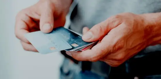 Cận Cảnh Bàn Tay Của Một Người Đang Cầm Nhiều Thẻ Tín Dụng Cận Cảnh Bàn Tay Của Một Người Đang Cầm Nhiều Thẻ Tín Dụng
