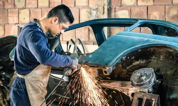 Xem Xét Tình Trạng Của Chiếc Xe