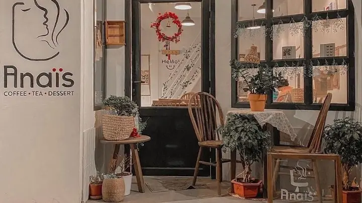 10. Anais Cafe