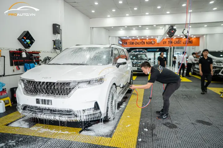 Rửa Xe Ô Tô Để Chìa Khóa Cho Thợ: Quy Tắc Vàng Và Lưu Ý Quan Trọng