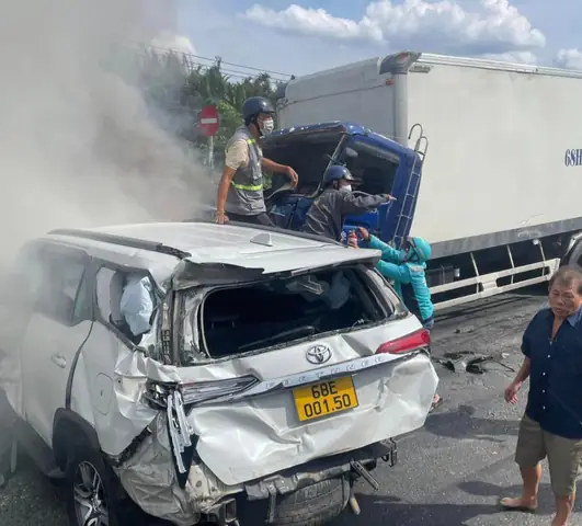 Người Đi Đường Hỗ Trợ Dập Lửa Và Đưa Người Mắc Kẹt Ra Ngoài.