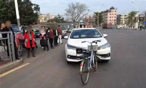 Tai Nạn Lạ Nhất: Xe Đạp Đâm Ô Tô Và Kết Không Thể Hiểu