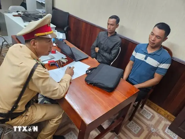 Xử Nghiêm Vụ Hai Thanh Niên Lái Xe Máy Chặn Đầu Ô Tô Tải Trên Đường - Ảnh 1. Xử Nghiêm Vụ Hai Thanh Niên Lái Xe Máy Chặn Đầu Ô Tô Tải Trên Đường - Ảnh 1.
