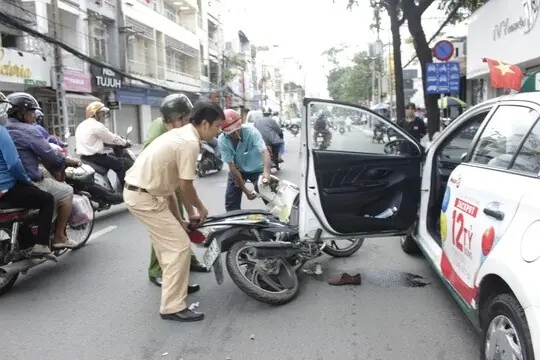 Hiểm Họa Từ Việc Mở Cửa Xe Ô Tô Bất Cẩn: Tổng Quan Và Thực Trạng