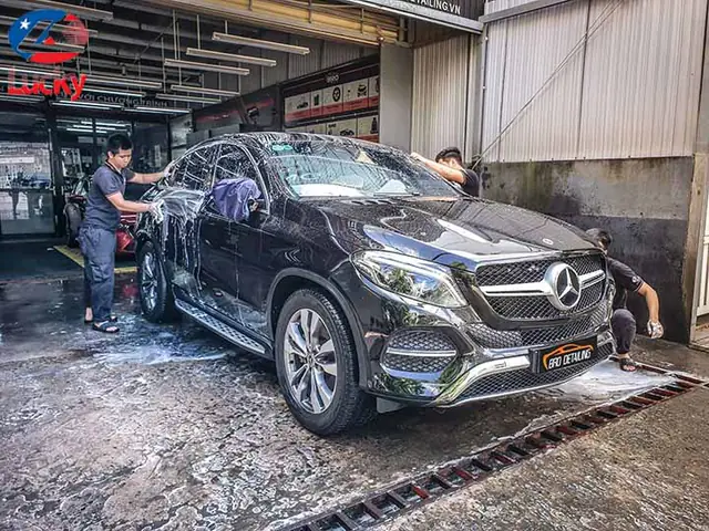 Tiệm Rửa Xe Ô Tô Hiện Đại Ở Sai Gòn