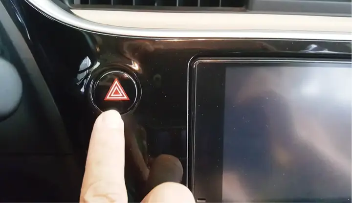 Bật Tín Hiệu Cảnh Báo Cho Các Phương Tiện Xung Quanh