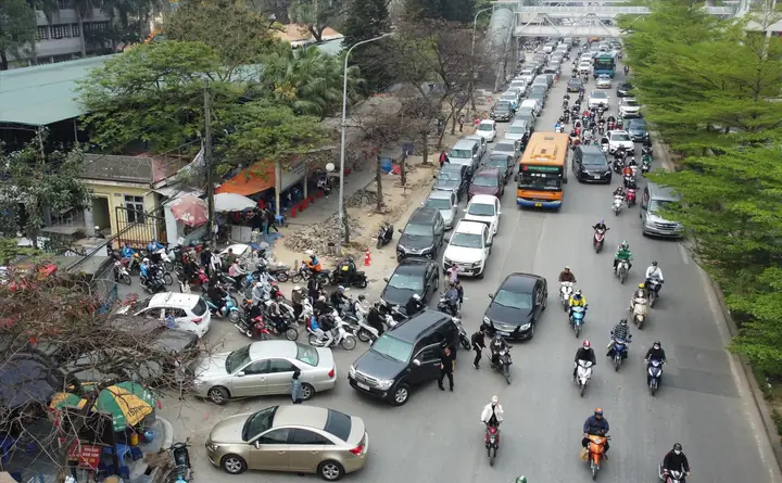 Xe Ô Tô Xếp Hàng Kéo Dài Chờ Đăng Kiểm Tại Trung Tâm Đăng Kiểm Cầu Giấy Ngày 6/3