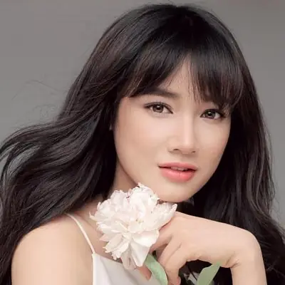 Nhã Phương Xuất Hiện Rạng Rỡ Giữa Tin Cưới Trường Giang
