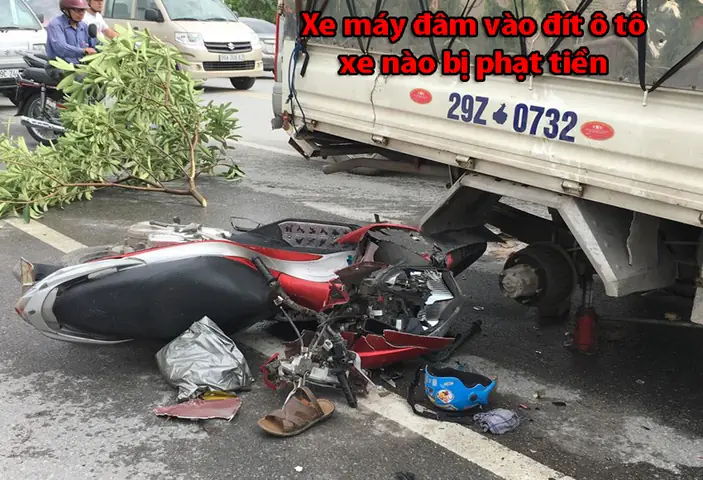 Xe Máy Đâm Vào Ô Tô Đang Đỗ Xe Máy Đâm Vào Ô Tô Đang Đỗ