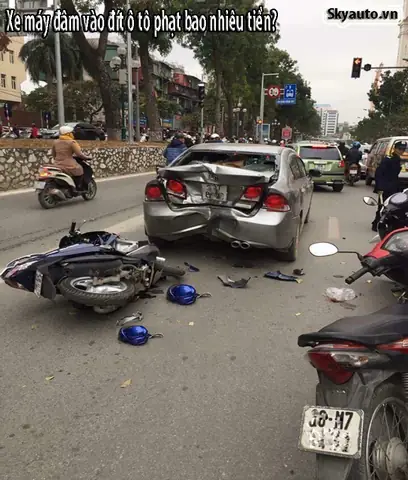 Xe Máy Đâm Vào Ô Tô Đang Đỗ Xe Máy Đâm Vào Ô Tô Đang Đỗ