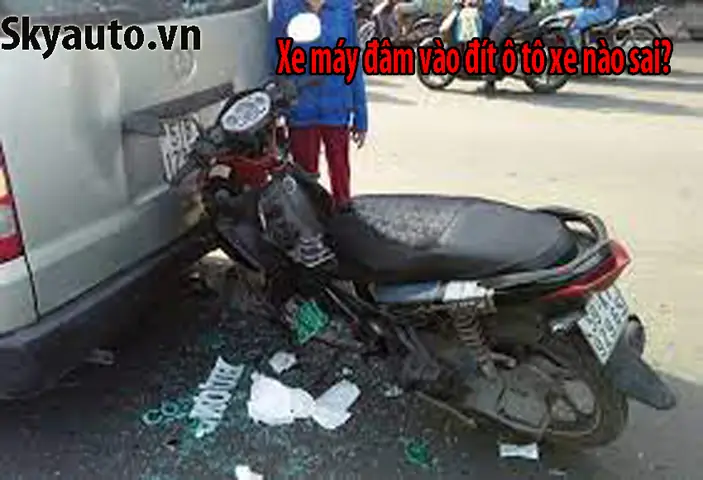 Xe Máy Đâm Vào Ô Tô Đang Đỗ Xe Máy Đâm Vào Ô Tô Đang Đỗ