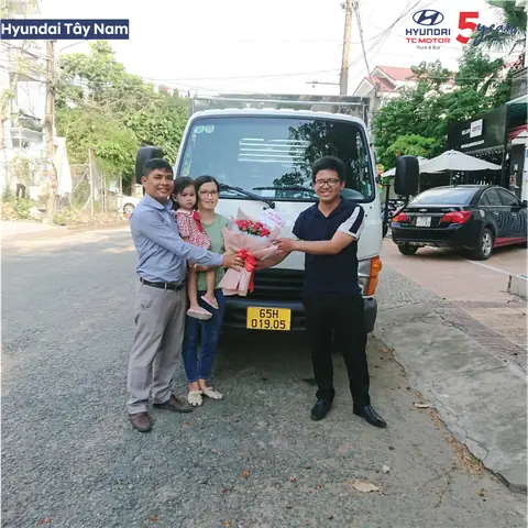 Khách Hàng Mua Xe Tải Tại Hyundai Tây Nam Khách Hàng Mua Xe Tải Tại Hyundai Tây Nam