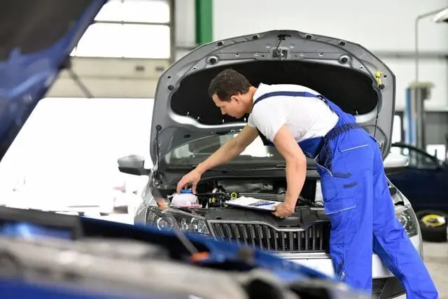 Đem Xe Tới Gara Sửa Chữa Để Kiểm Tra Và Xử Lý