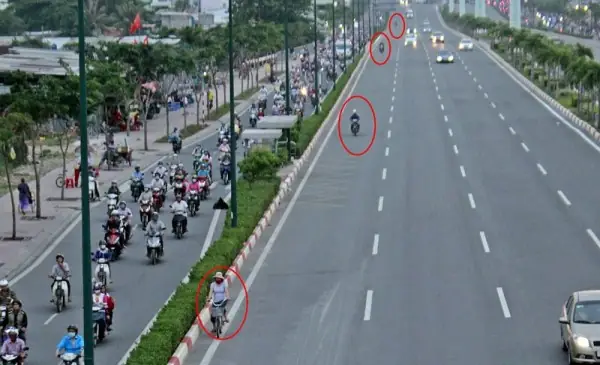 Tp Hcm Xe Hai Banh Thich Chay Vao Lan O To