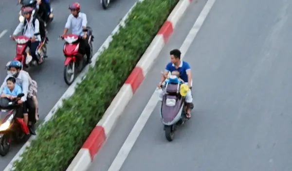 Tp Hcm Xe Hai Banh Thich Chay Vao Lan O To