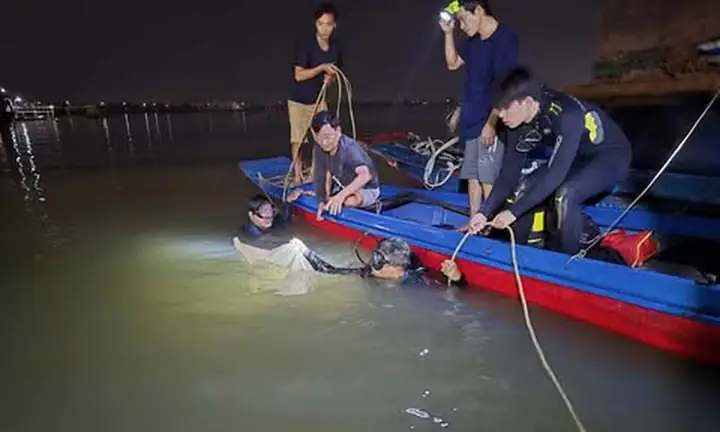 Xe Ô Tô Rơi Xuống Sông
