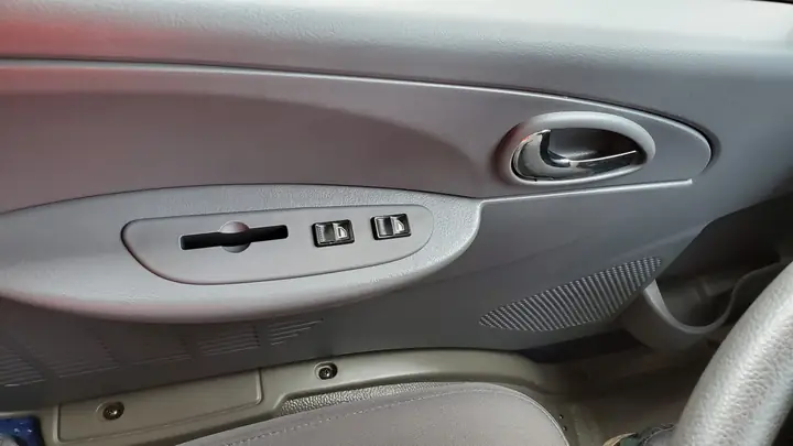 Các Trang Thiết Bị Nội Thất Trên Xe Tải Nissan 5 Tấn