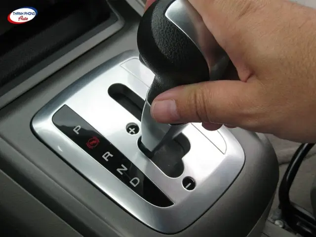 Vì Sao Xe Ô Tô Vào Số Bị Giật Khi Đang Chạy? Tiềm Ẩn Những Rủi Ro Nào?