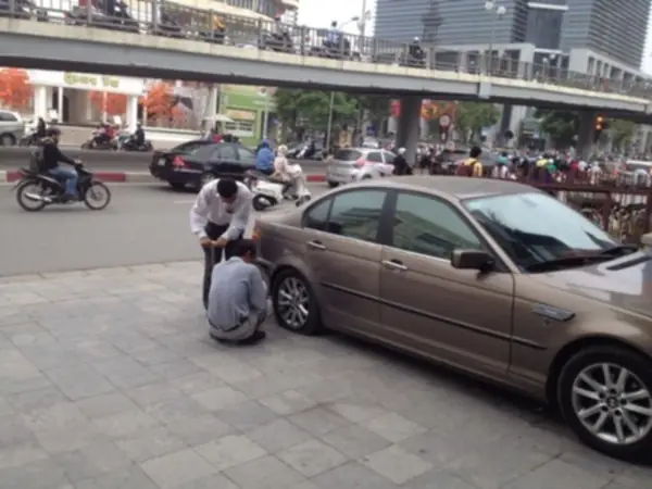 Bơm Lốp Ôô Bằng Một Cái Bơm Xe Đạp | Cảnh Báo | Otosaigon Bơm Lốp Ôô Bằng Một Cái Bơm Xe Đạp | Cảnh Báo | Otosaigon
