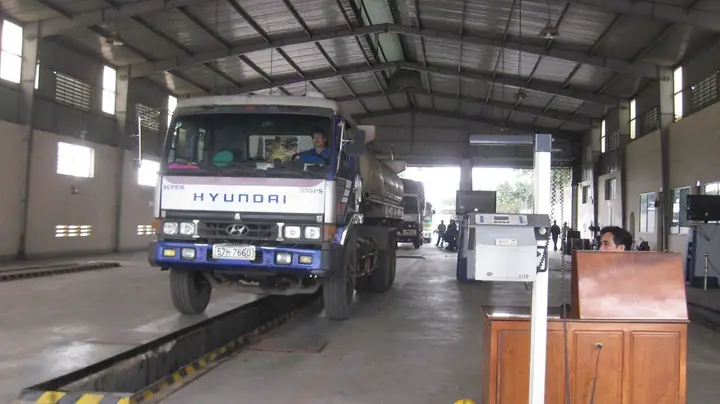 Khám Lưu Hành Xe Và Đổi Sổ Mớitrong Trường Hợp Xe Tải Vẫn Còn Thời Hạn Lưu Hành Và Bạn Không Rơi Vào Trường Hợp Phải Đổi Biển Số Xe Thì Bạn Có Thể Bỏ Qua Bước Này. Thời Hạn Lưu Hành Xe Tải Được Quy Định Bên Dưới:đối Với Xe Tải, Xe Đầu Kéo, Xe Chuyên Dụng Vận Chuyển Hàng Hóa Các Loại Đã Sử Dụng Đến 7 Năm Chu Kỳ Khám Lưu Hành Đầu Tiên Sẽ Là 24 Tháng, Các Đợt Khám Kế Tiếp Từ 12 Tháng.