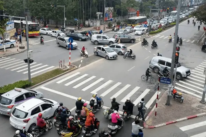 Lưu Ý Không Để Ô Tô Dừng Vượt Vạch Hoặc Đè Lên Vạch Dừng