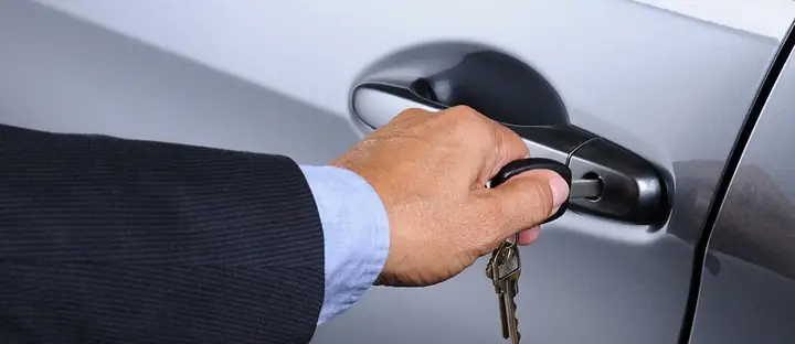 Tại Sao Bạn Cần Biết Cách Khóa Cửa Xe Bằng Chìa Khóa?