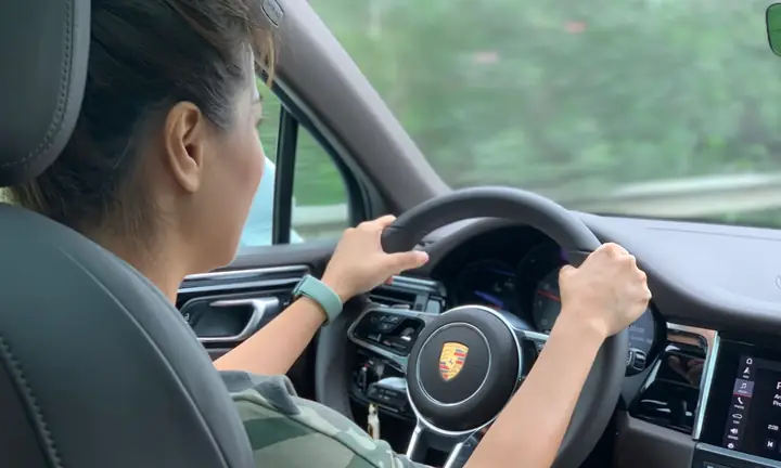 Là Phụ Nữ Tôi Không Lái Xe