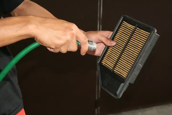 Kiểm Tra Và Vệ Sinh Lọc Gió Động Cơ