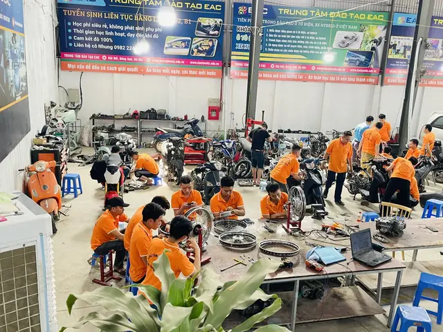 Nên Học Nghề Sửa Chữa Ô Tô Hay Sửa Chữa Xe Máy - Trường Trung Tâm Dạy Nghề Ô Tô - Xe Máy Eac