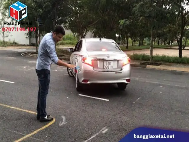 Bước 2: Đánh Lái Và Căn Chỉnh Góc Xe Vào Chỗ Đỗ