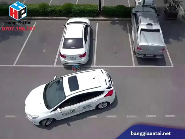 Bước 2: Đánh Lái Và Căn Chỉnh Góc Xe