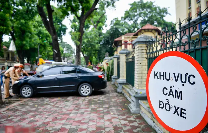 7/ Trường Hợp Không Nên Đỗ Xe Trên Đường Hẹp: