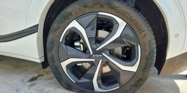 Tốn Hơn 14 Triệu Đồng Để Thay Lốp Xe Ô Tô Điện - Ảnh 1. Tốn Hơn 14 Triệu Đồng Để Thay Lốp Xe Ô Tô Điện - Ảnh 1.