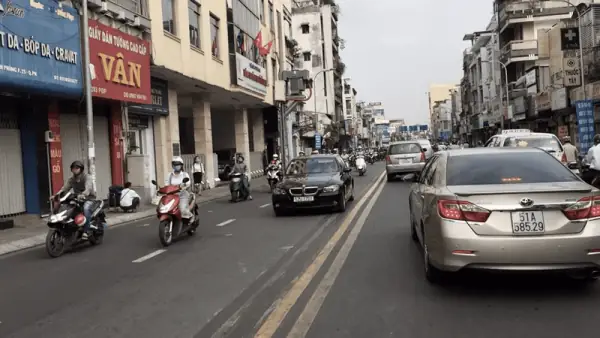Gần Các Trục Đường Lớn Có Mật Độ Xe Qua Lại Nhiều