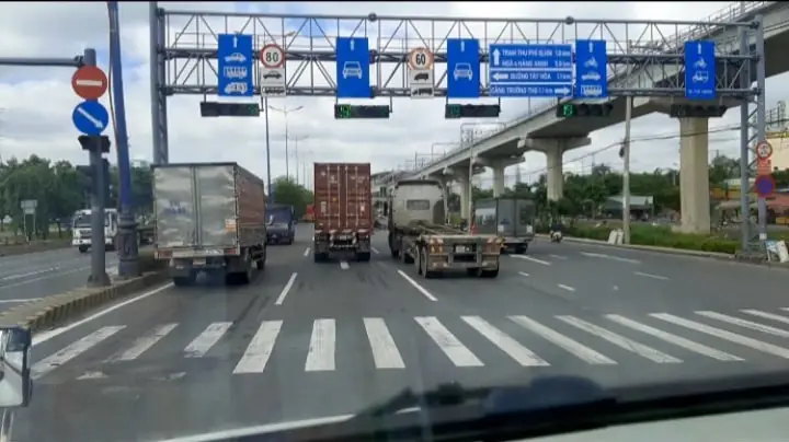 A/ Luôn Tuân Thủ Các Biển Báo Và Vạch Kẻ Đường: