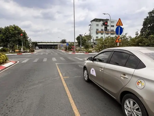 Bài 5: Qua Ngã Tư Có Đèn Tín Hiệu