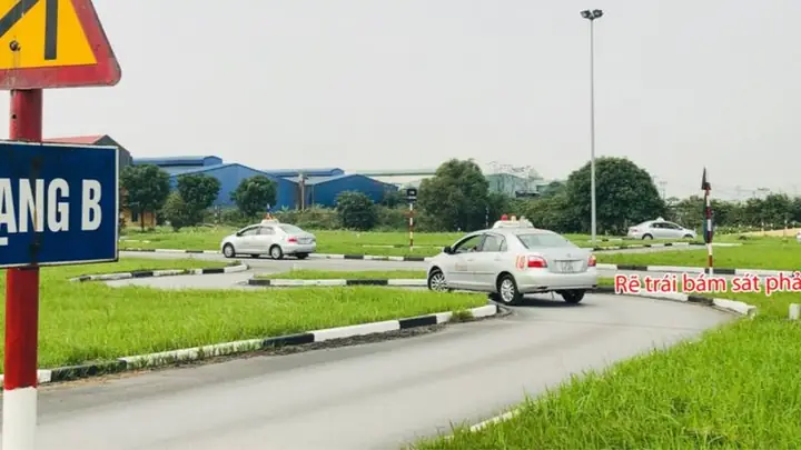 Bài 5: Qua Ngã Tư Có Đèn Tín Hiệu