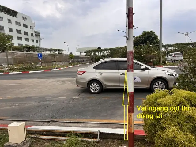 Bước 1: Điều Khiển Xe Vào Cửa Hình Đỗ Xe Ngang