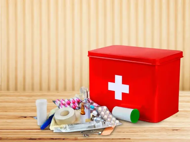 Có Hộp Y Tế Và Các Dụng Cụ Cần Thiết Có Hộp Y Tế Và Các Dụng Cụ Cần Thiết