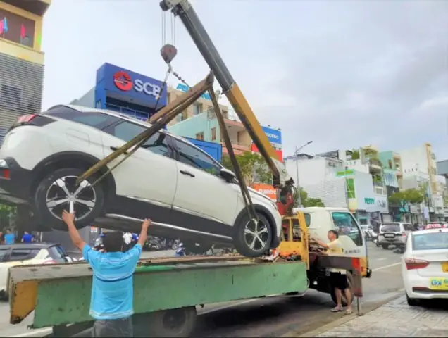 Nhá» Ngæ°á»i Há» Trá»£ Äáº©y Xe Ra Khá»i Vùng Ngáº­p Và Gá»i Xe Cá»©u Há»