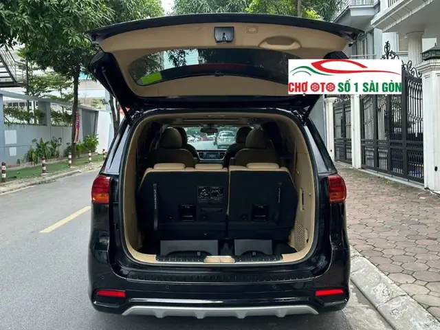Hình Ảnh Đuôi Xe Ô Tô Cũ Kia Sedona 2019