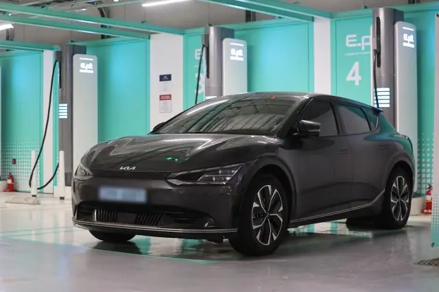 Một Chiếc Kia Ev6 Đang Được Sạc Tại Một Trạm Sạc Xe Điện Ở Seoul Ảnhyonhap News Một Chiếc Kia Ev6 Đang Được Sạc Tại Một Trạm Sạc Xe Điện Ở Seoul Ảnhyonhap News