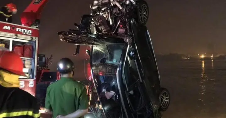Vụ Xe Mercedes Rơi Khỏi Cầu Chương Dương: Xác Định Danh Tính ...